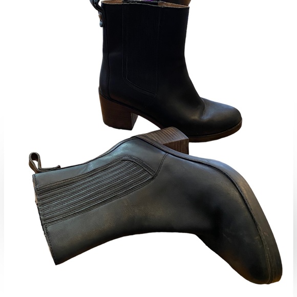 UGG BLACK LEATHER HEELED PULL ON BOOTS SZ 9.5 - Picture 2 of 8